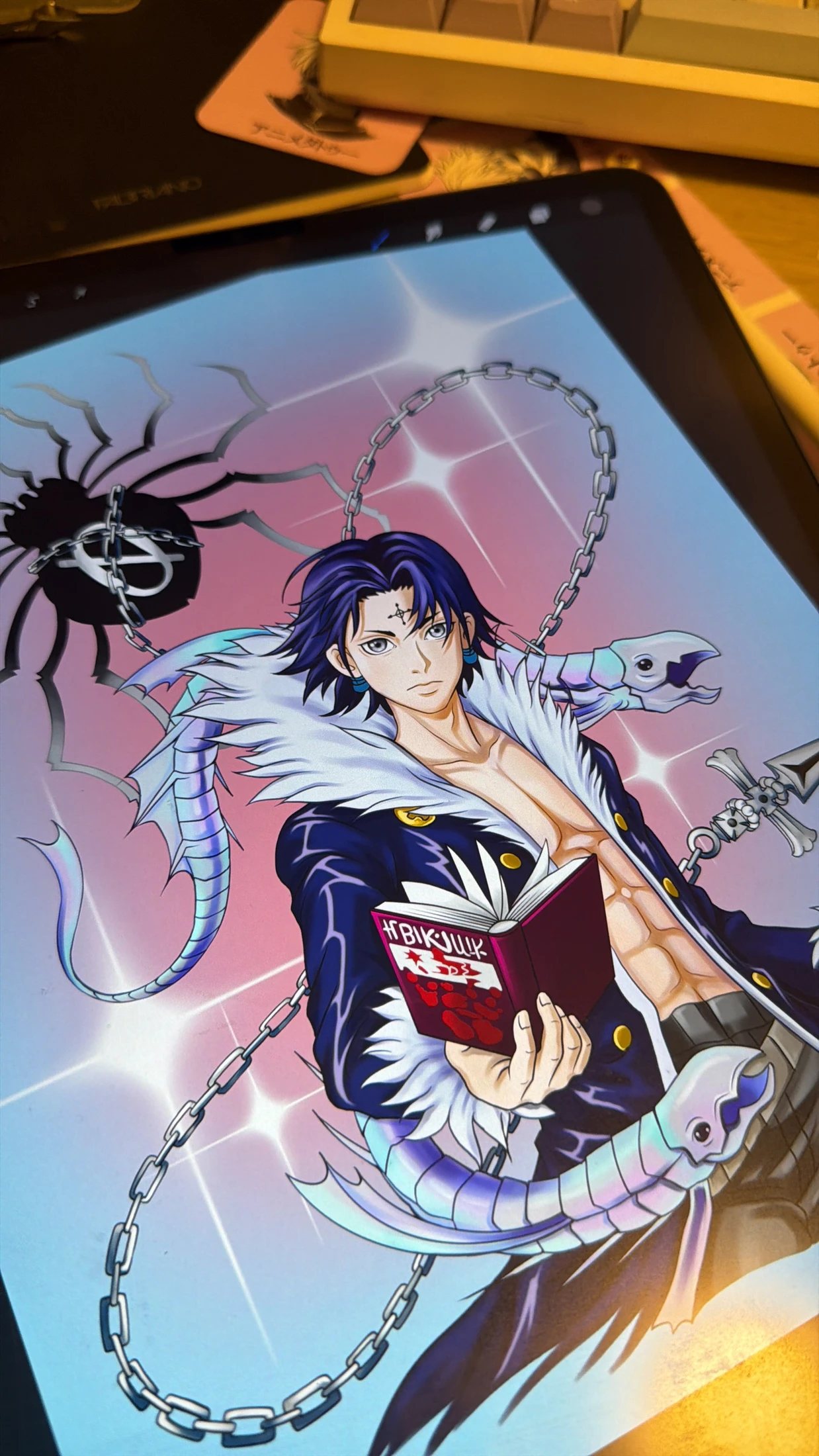 Ilustración digital de Chrollo de Hunter x Hunter con una araña, cadenas y un libro, vista en la tableta gráfica