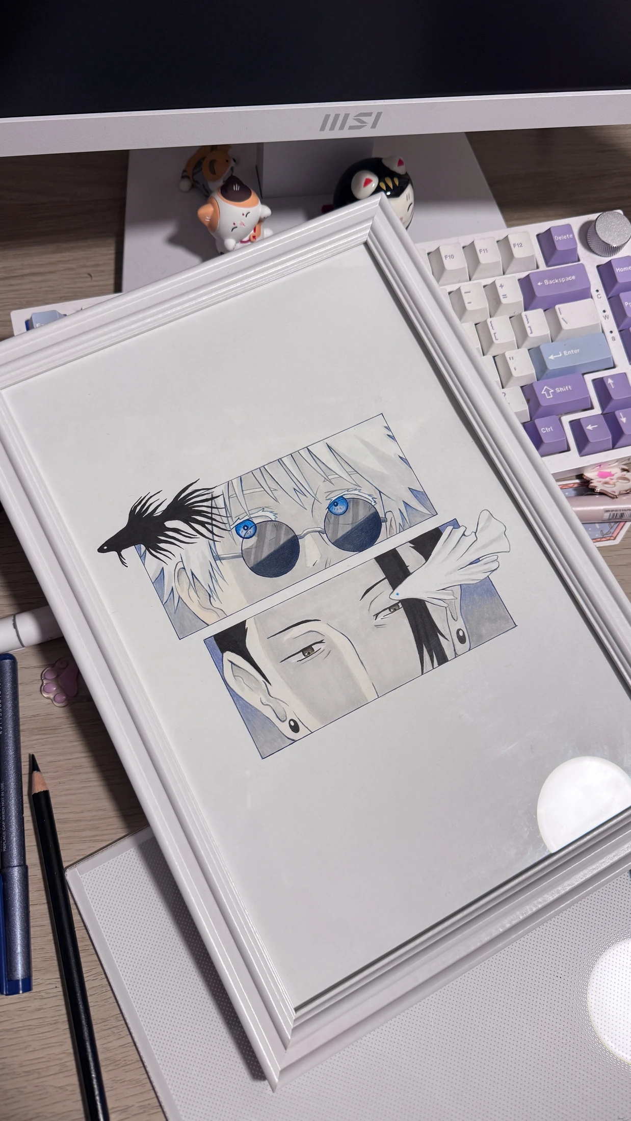Ilustración enmarcada de un personaje de anime con panel de ojos, hecha con marcadores
