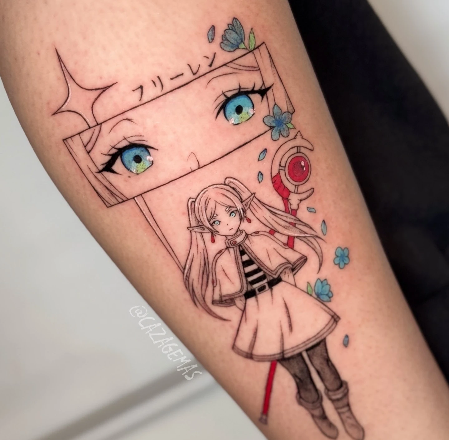 Tatuaje de línea fina de una chica de anime de ojos azules con detalles de color en el antebrazo