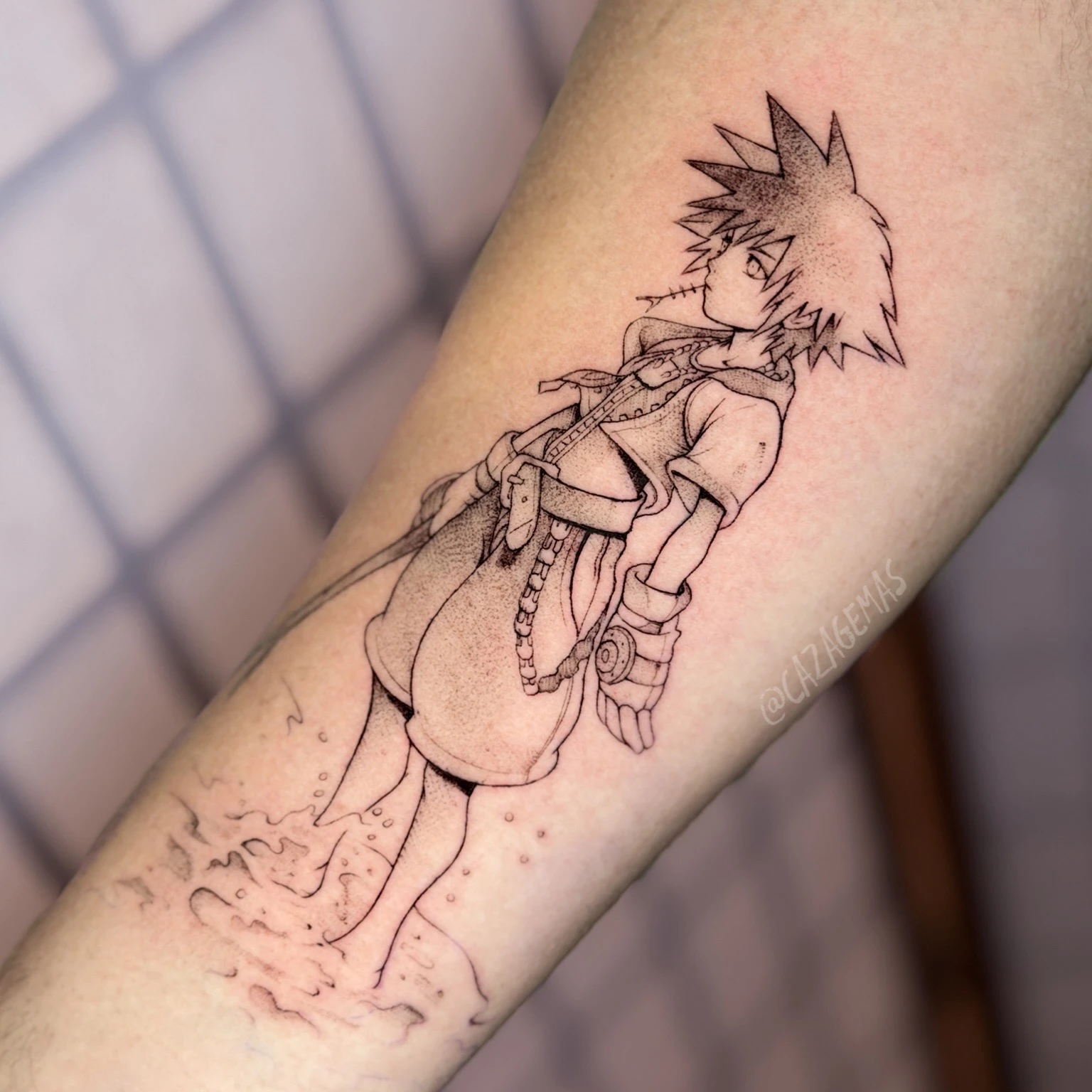 Tatuaje de línea fina de un personaje de anime de cabello puntiagudo caminando