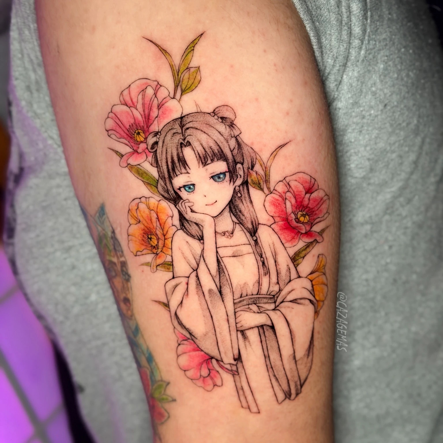 Tatuaje de una chica de anime con kimono rodeada de flores rojas y naranjas