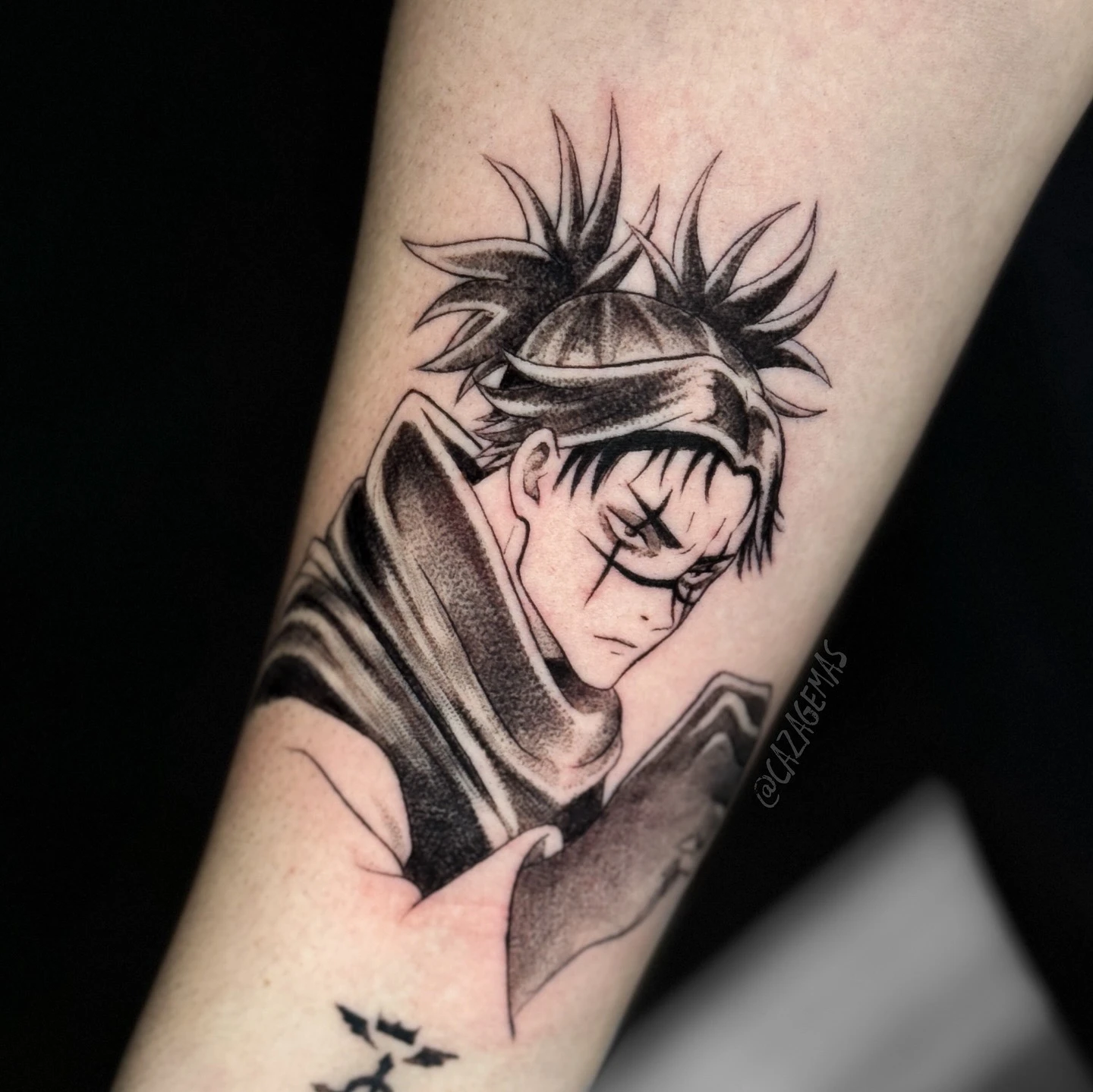 Tatuaje anime en negro y gris de un personaje de cabello recogido