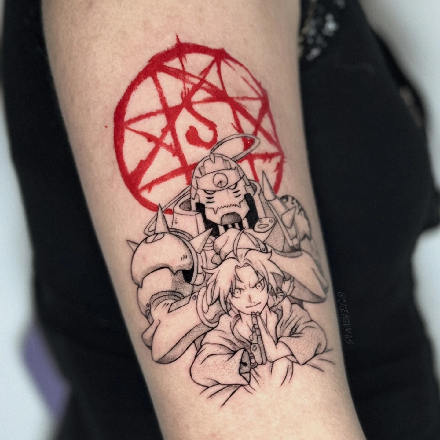 Tatuaje de un círculo de transmutación rojo con dos personajes de anime