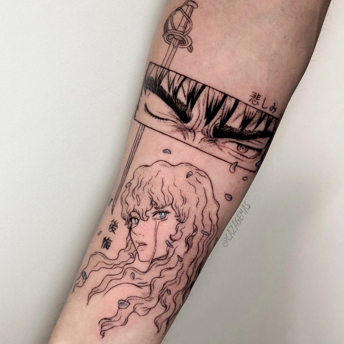 Tatuaje de manga con ojos intensos sobre el retrato de un personaje de cabello largo