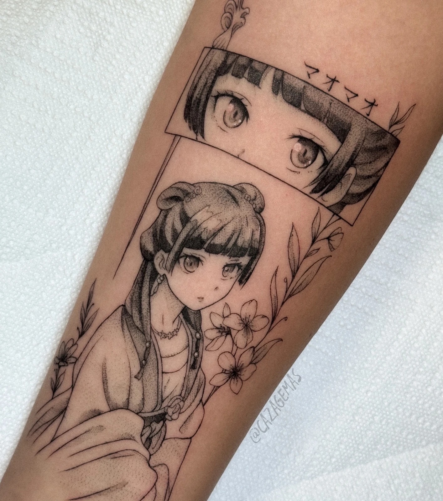 Tatuaje de una chica de anime con un panel de ojos y flores