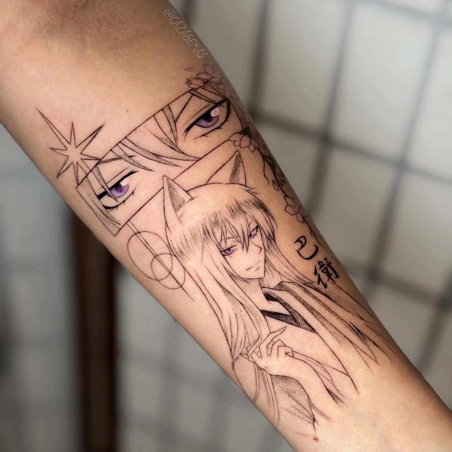 Tatuaje de línea fina de un personaje de cabello claro con un panel de ojos violetas