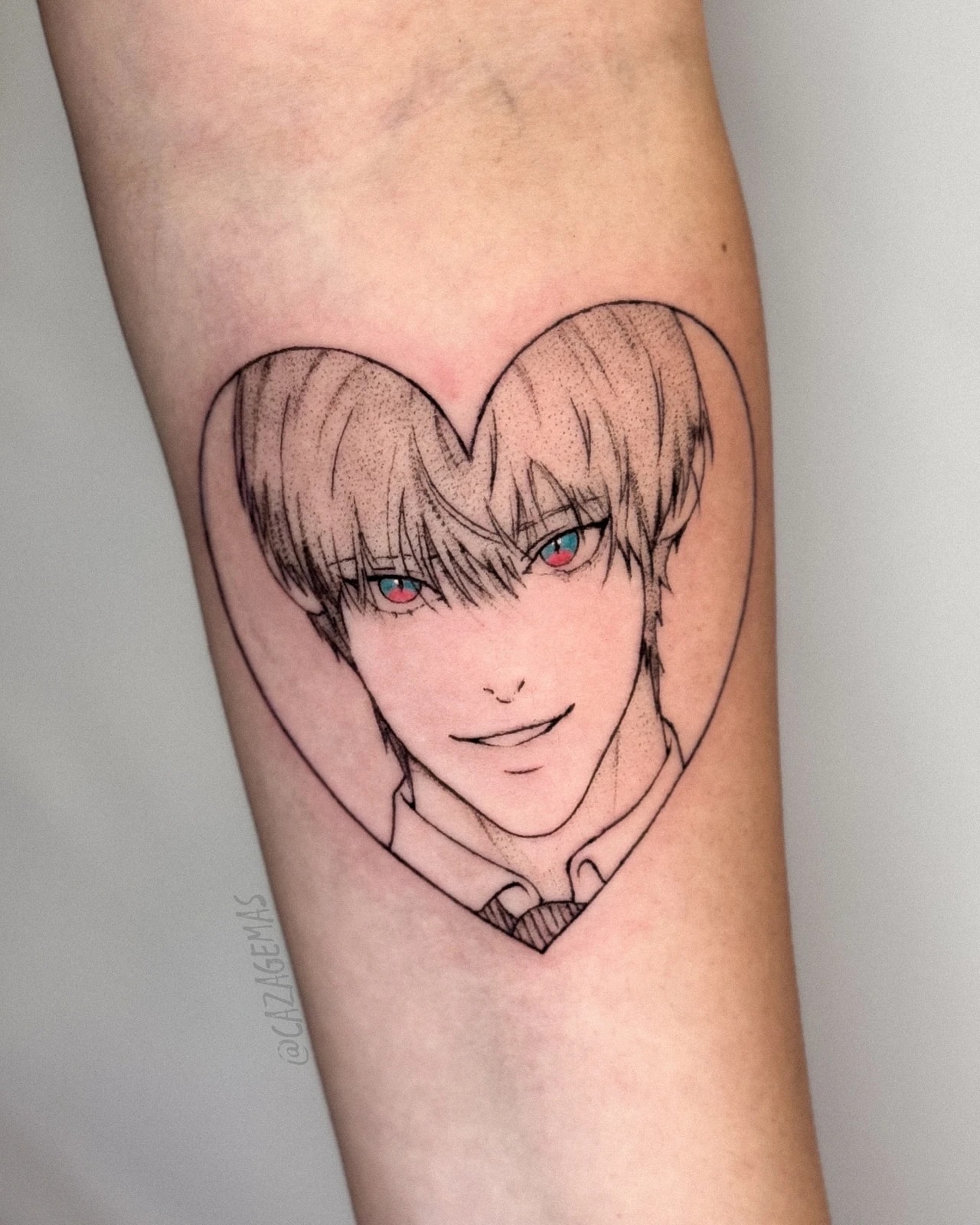 Tatuaje de un joven de anime sonriendo dentro de un corazón