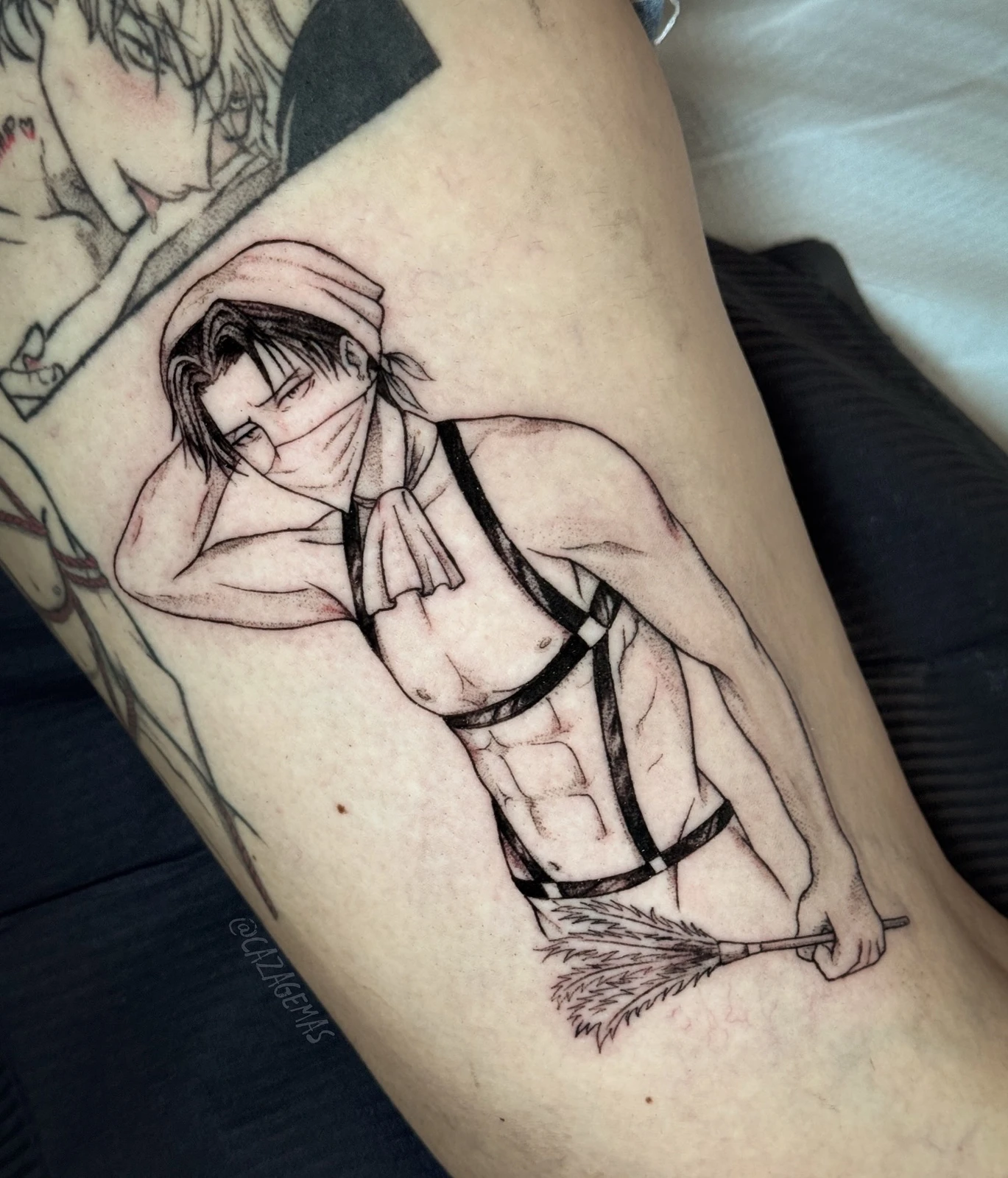 Tatuaje de línea fina de un personaje de anime con delantal y arnés