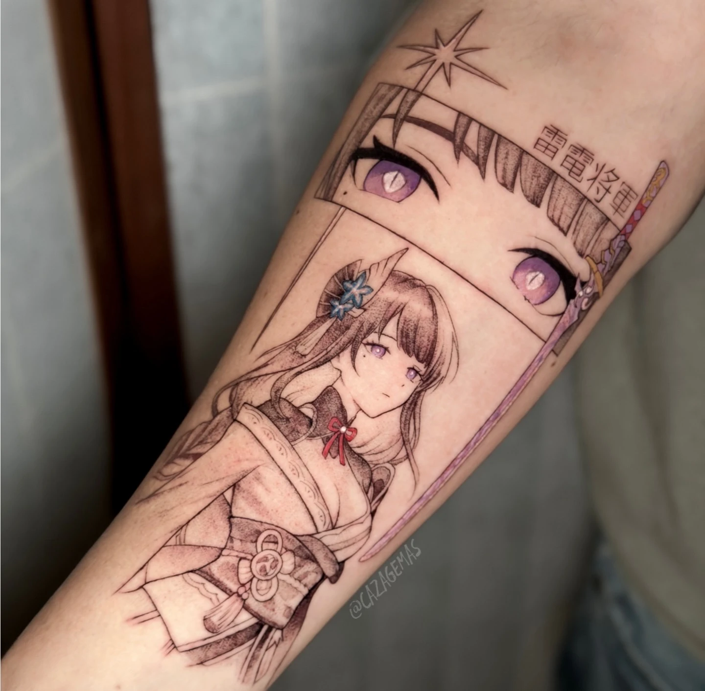 Tatuaje de una chica de anime con un panel de ojos violetas y detalle de flor
