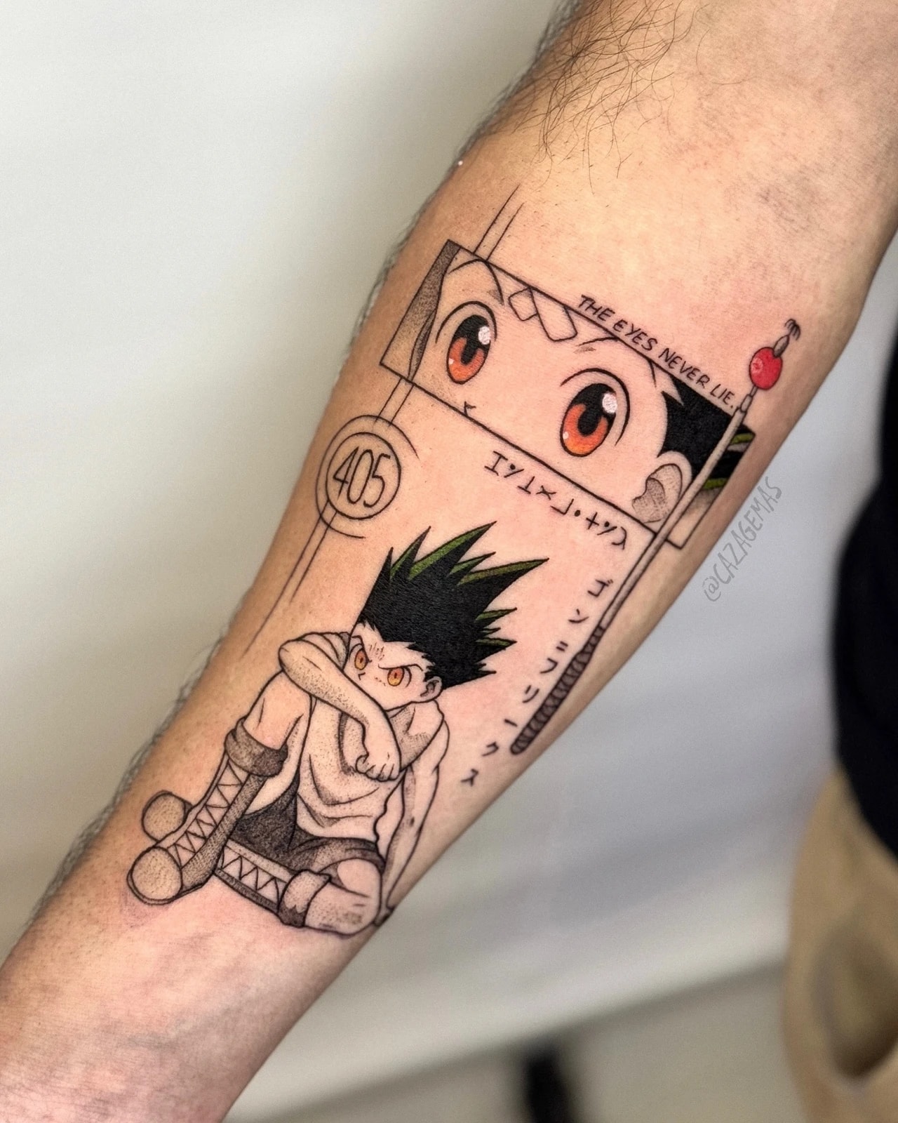 Tatuaje de Gon de Hunter x Hunter con un panel de ojos naranjos, en estilo manga