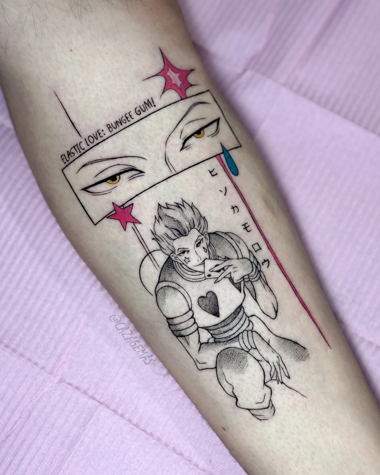 Tatuaje de Hisoka de Hunter x Hunter con panel de ojos y detalles en rojo y azul