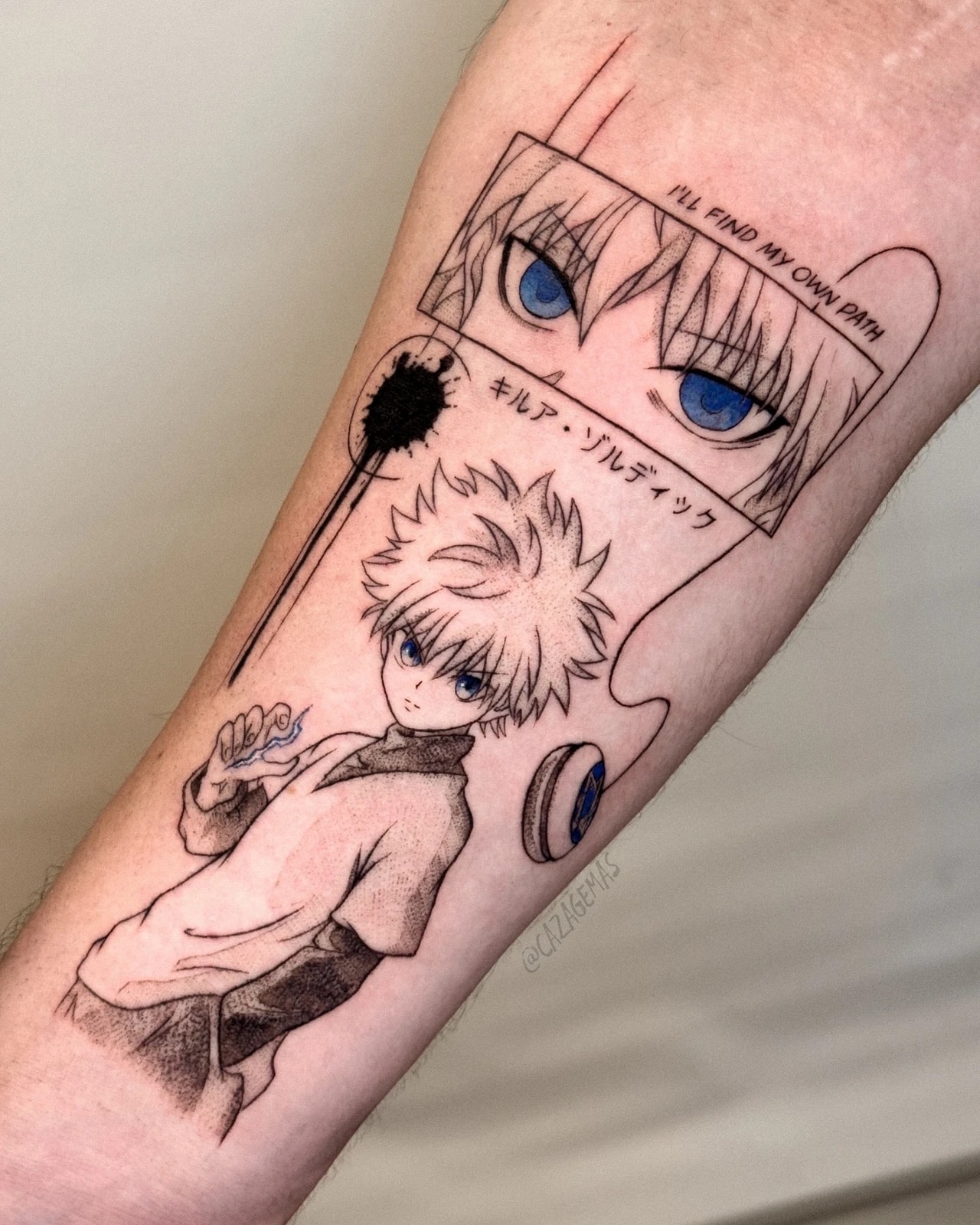 Tatuaje de Killua de Hunter x Hunter con panel de ojos azules en línea fina