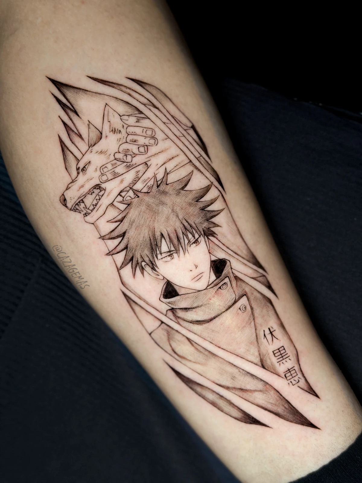 Tatuaje de un personaje de anime junto a un lobo con trazos dinámicos