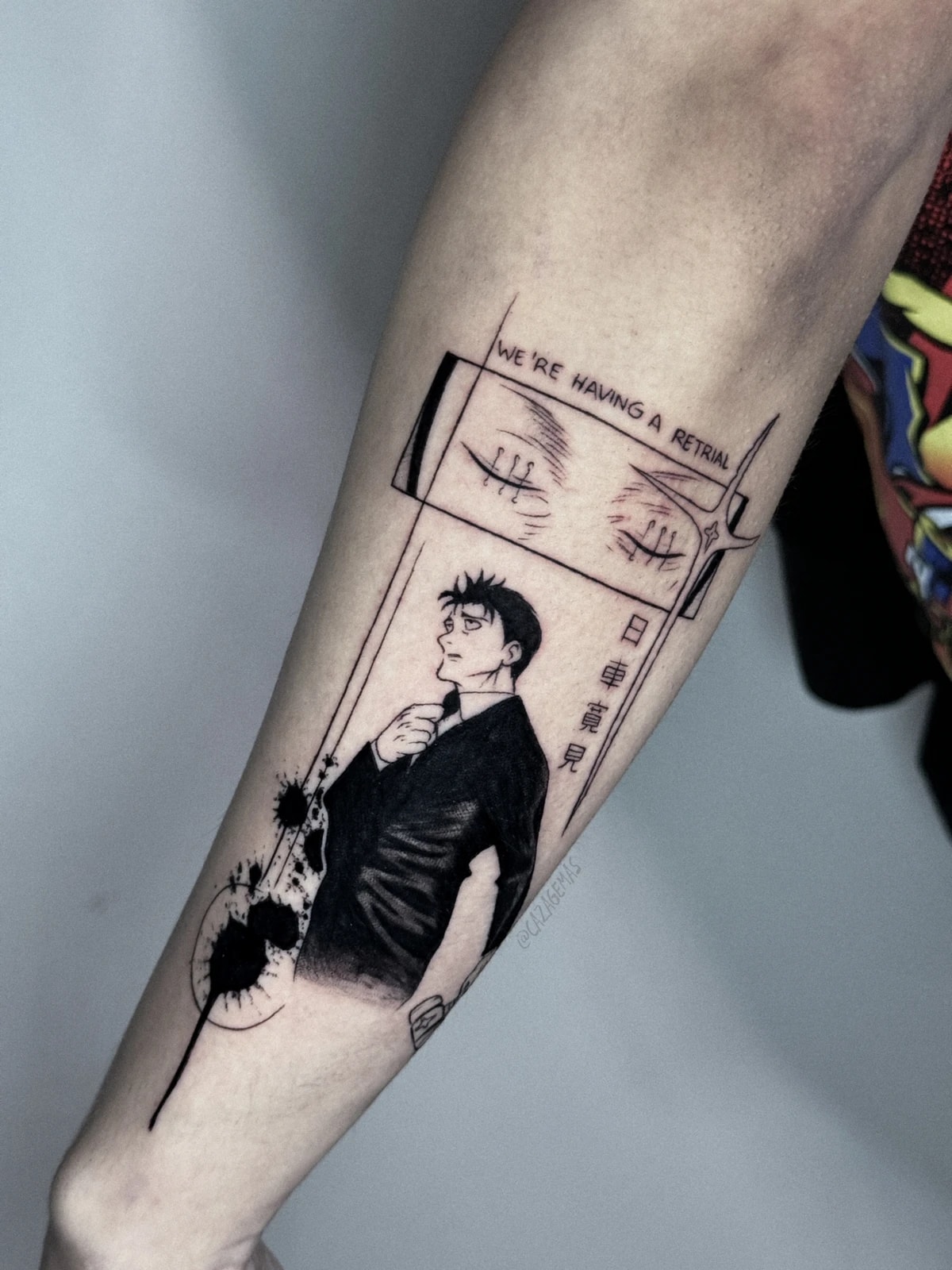 Tatuaje de manga en blanco y negro de un personaje de traje con panel de ojos