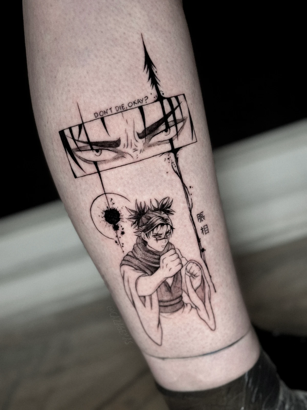 Tatuaje de manga con panel de ojos y un personaje con kimono, con salpicaduras de tinta