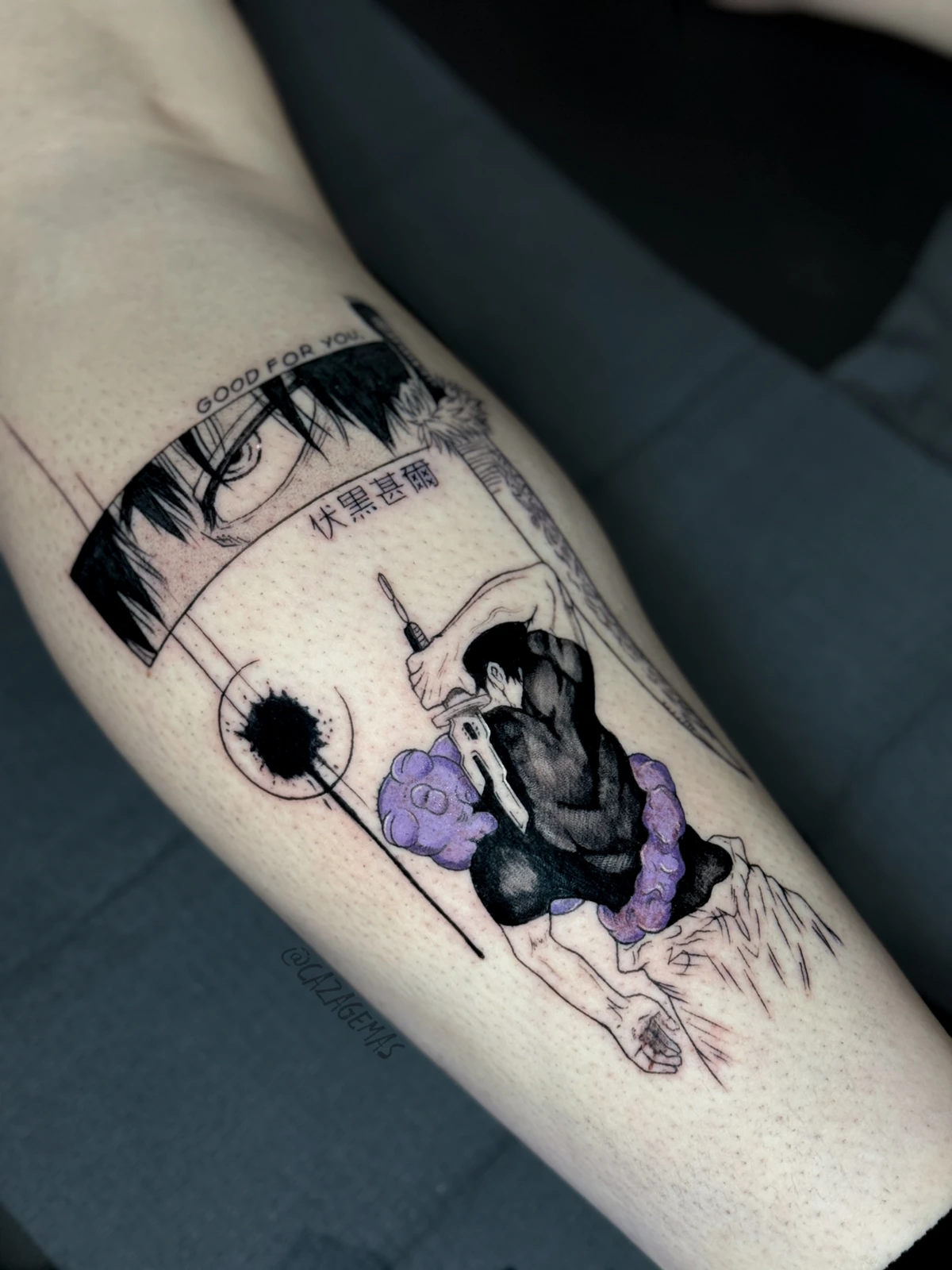 Tatuaje de un personaje de anime con panel de ojos y detalles violetas