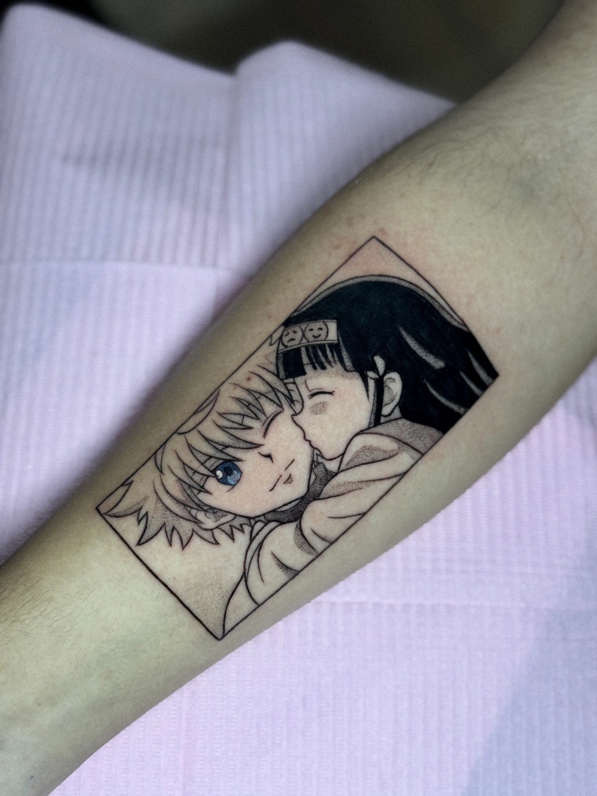 Tatuaje de dos personajes de anime en un encuadre de manga