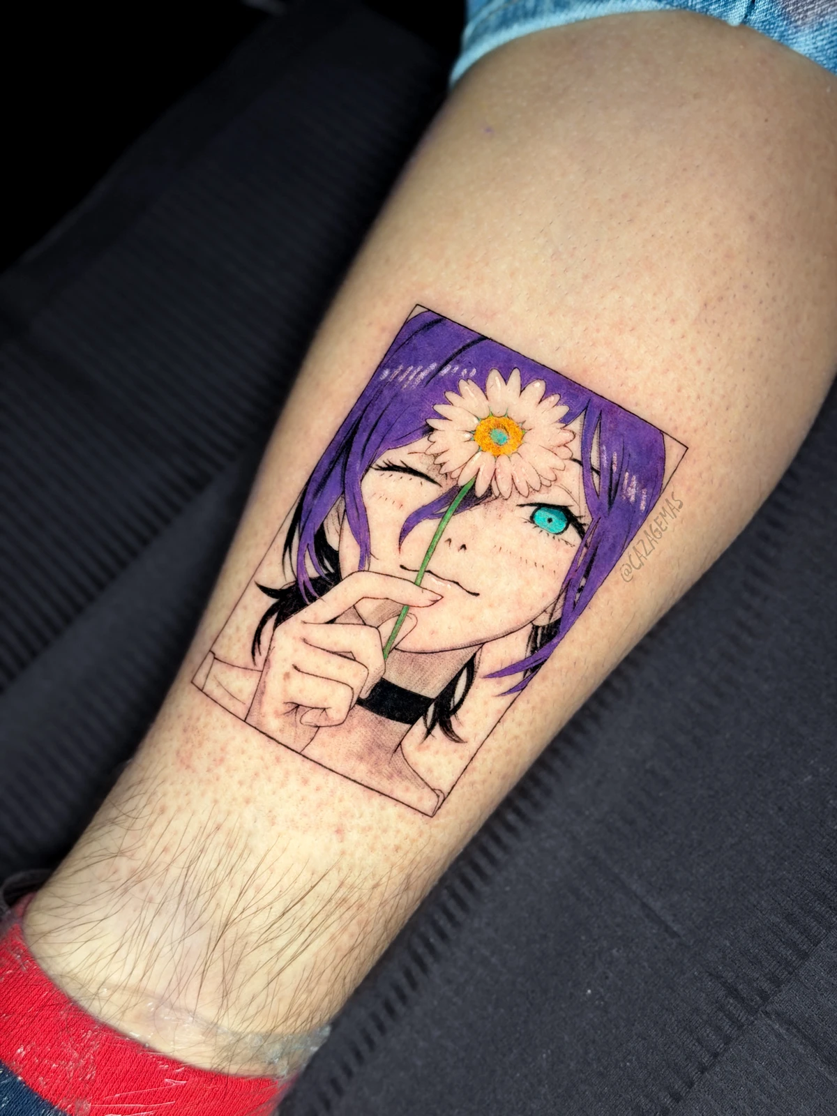 Tatuaje a color de un personaje de anime de cabello violeta con una margarita
