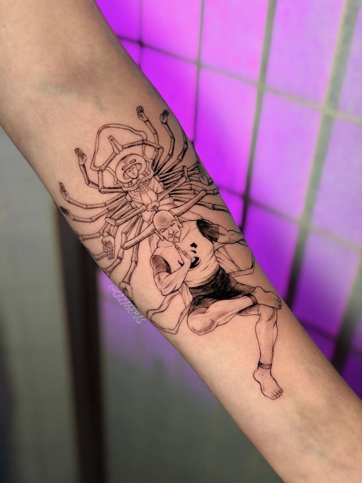 Tatuaje de línea fina de una araña junto a un personaje de anime